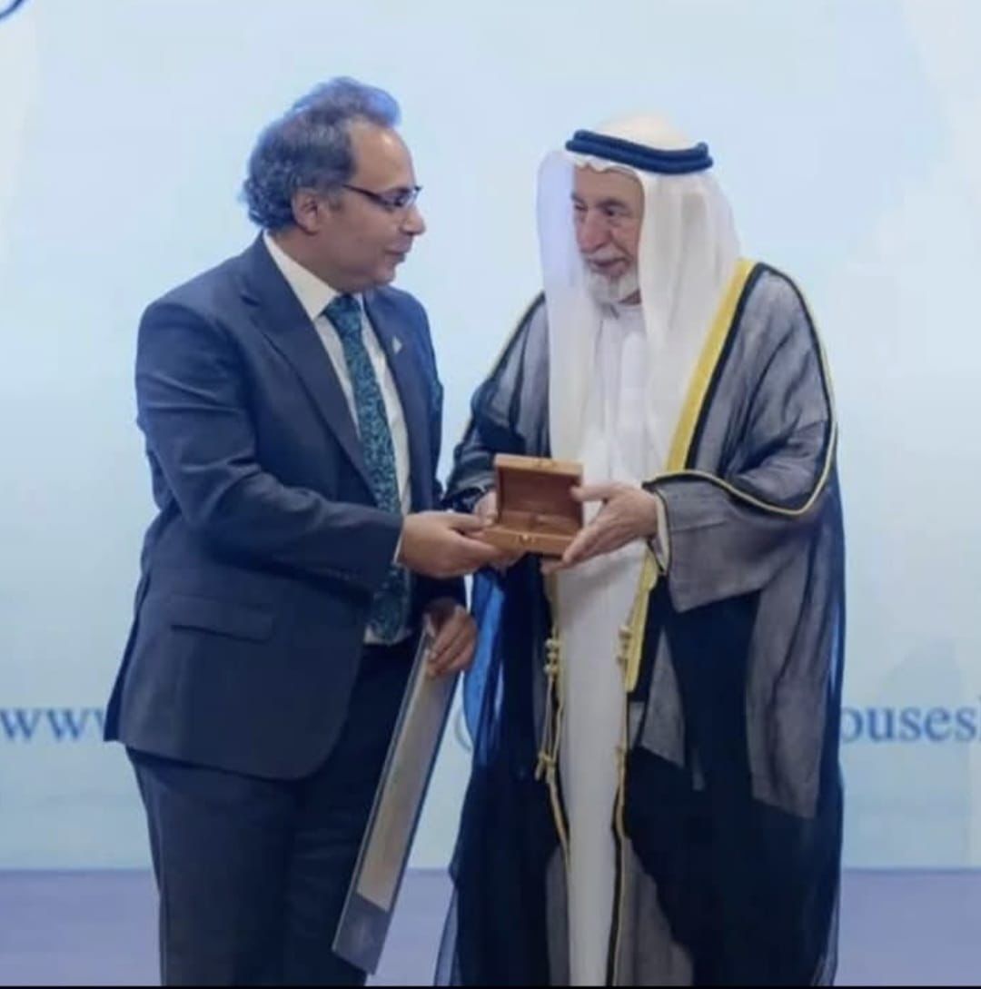 تكريم الدكتور أحمد بلبولة عميد دار علوم القاهرة في مهرجان الشارقة للشعر العربي