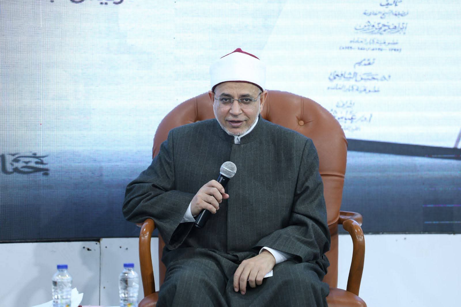 عوامل نمو اللغة العربية"… قراءة متعمقة في العوامل التي أسهمت في ازدهارها بجناح الأزهر بمعرض الكتاب 2 الدكتور سلامة داود، رئيس جامعة الأزهر