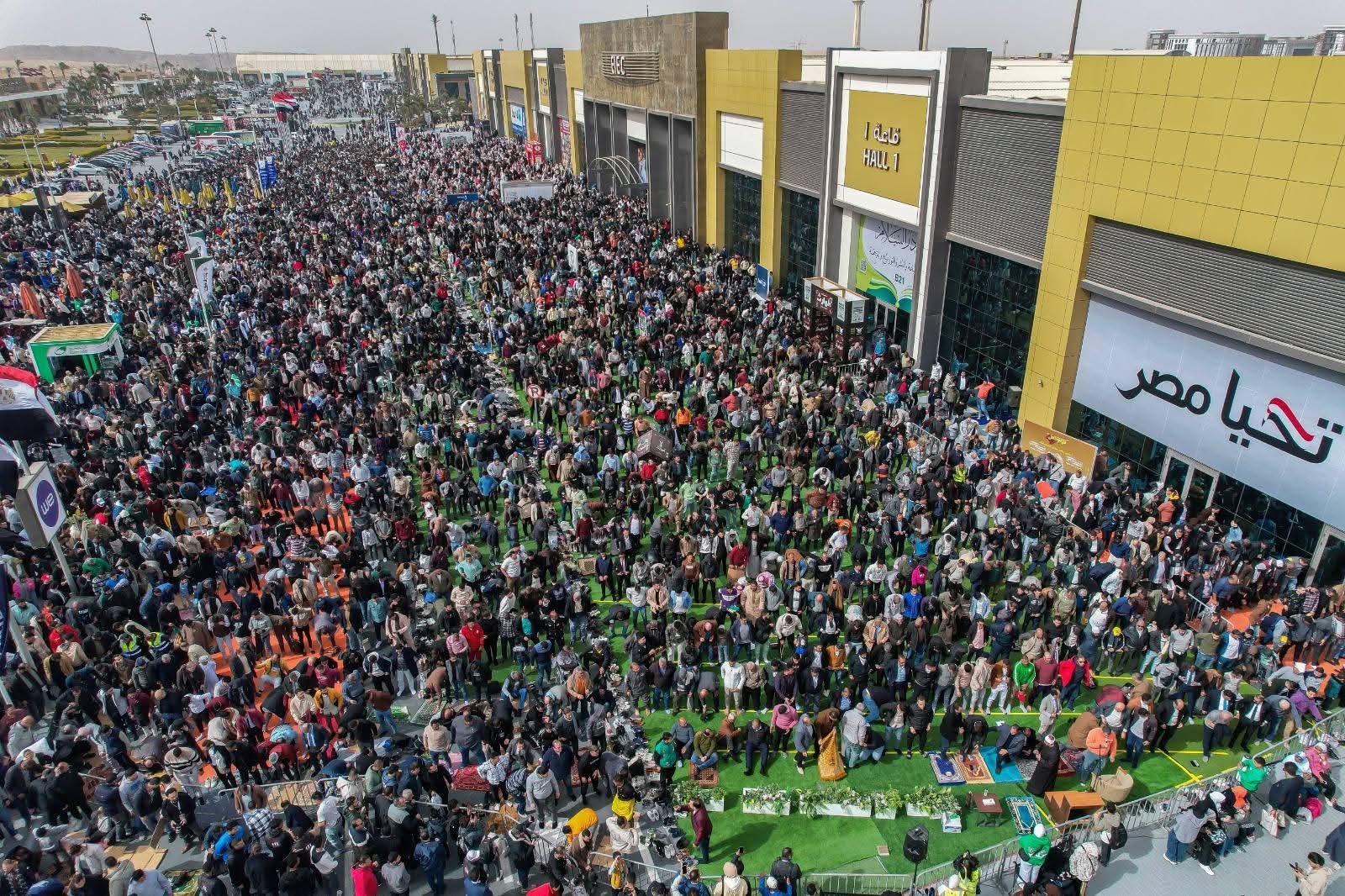 اقبال كبير على أجنحة الندوات والكتب المدرسية 