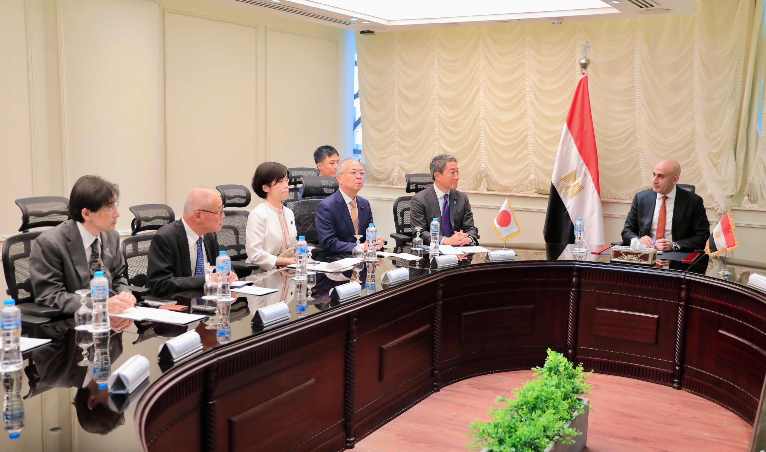 دراسة توقيع اتفاقية تعاون  مع عدد من الجامعات اليابانية لتدريب المعلمين 