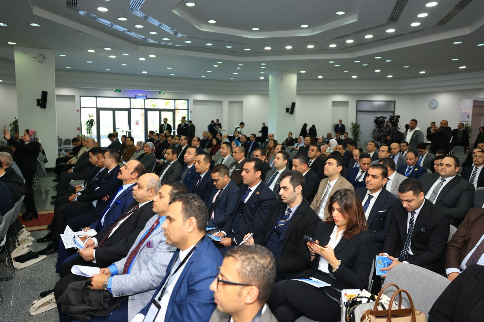 حضور كثيف من رجال القضاء والطيران وأساتذة الجامعات 
