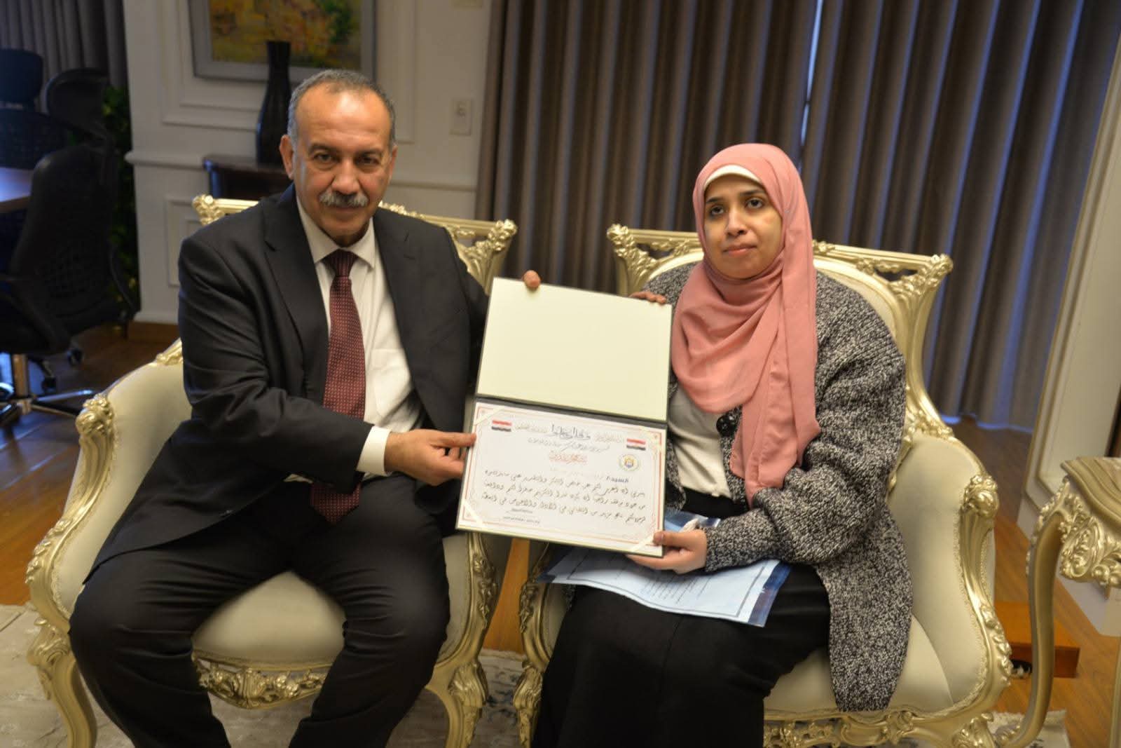 محافظ أسيوط يكرم زينب بدر "أيقونة التحدي