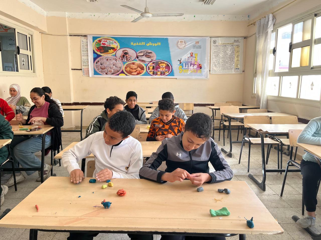 ورش عمل للطلاب فى الرسم والنحت 