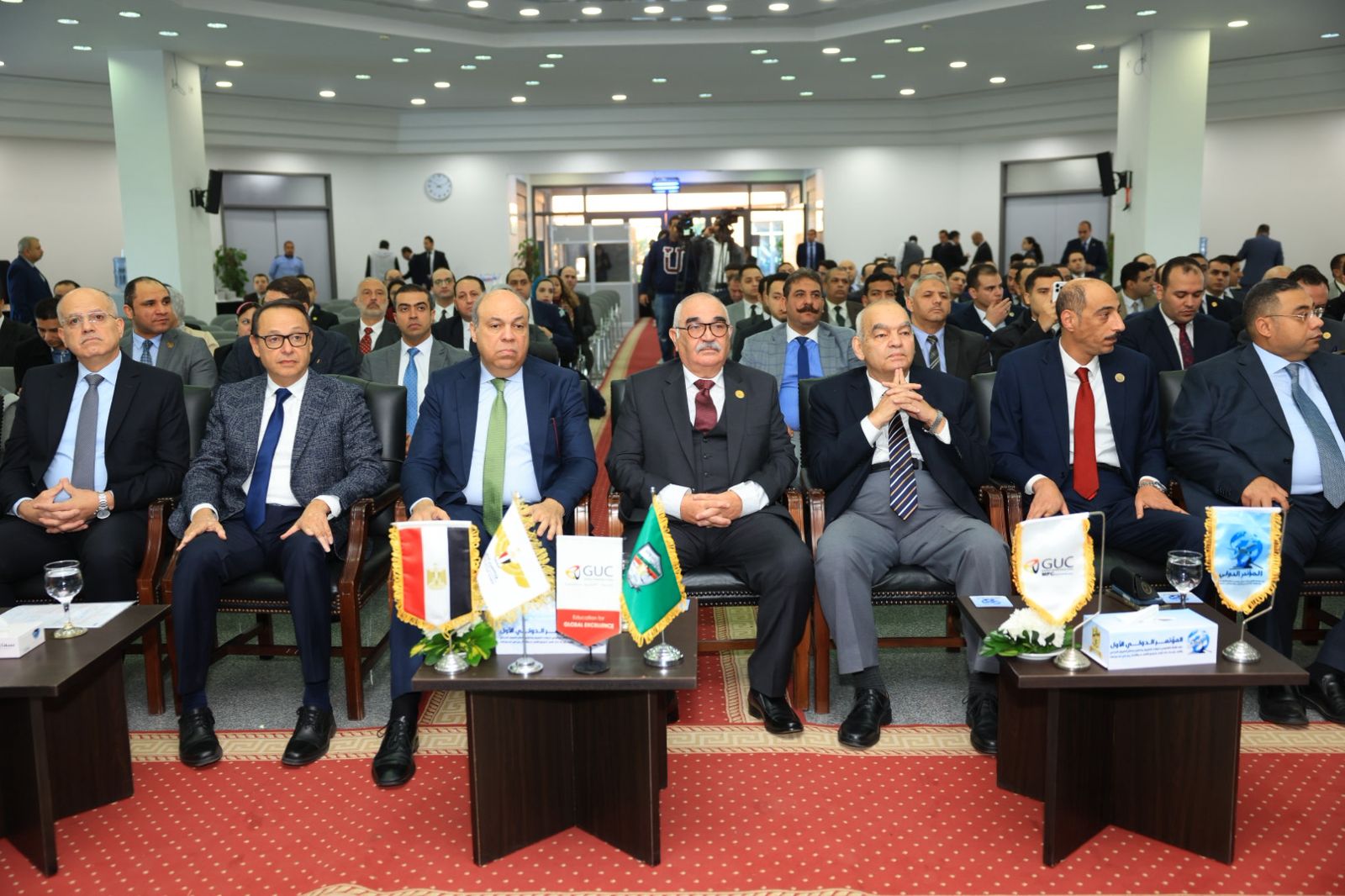 الوزراء والمسؤولين أثناء حضور المؤتمر 