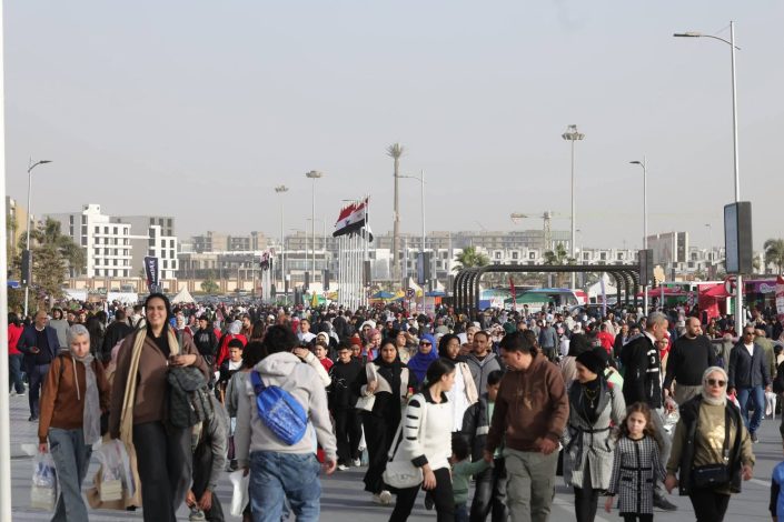 أرقاما قياسية لم تحقق من قبل .. الملايين يتوافدون فى اليوم الخامس بمعرض القاهرة الدولي للكتاب 5 almomken.com c983a4d9