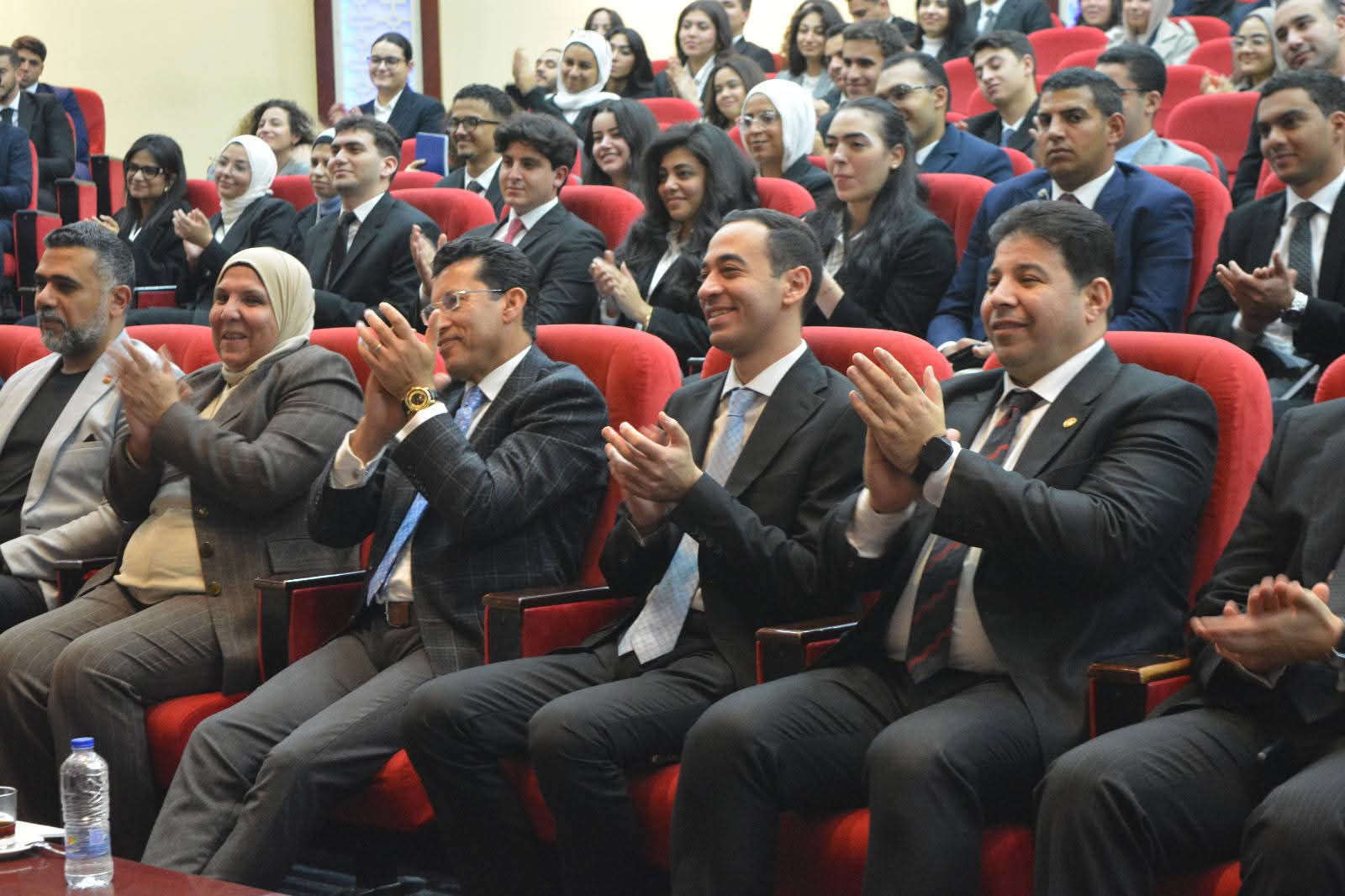 محلب يستعرض تجربته كرئيس وزراء  والتحديات التي واجهت الدولة المصرية الاقتصادية والبنية التحتي