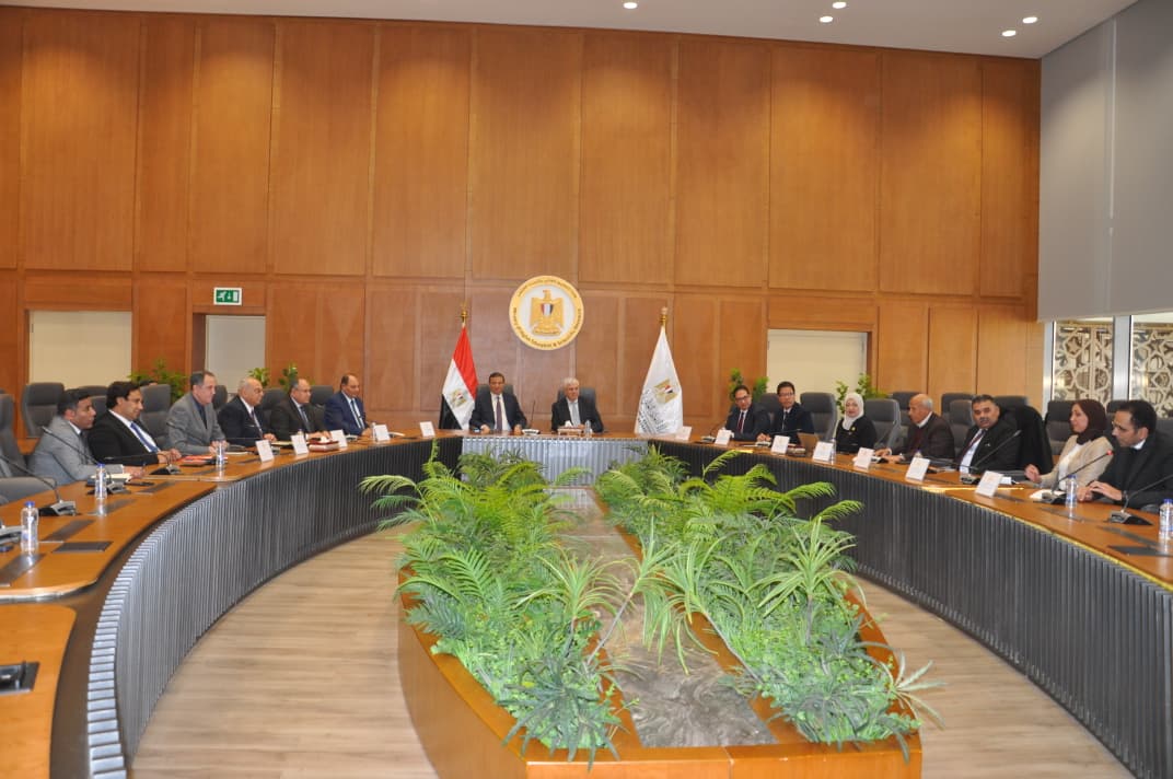 وفدا الوزارتين ادقبل التوقيع والحديث حول أهمية المشروع 