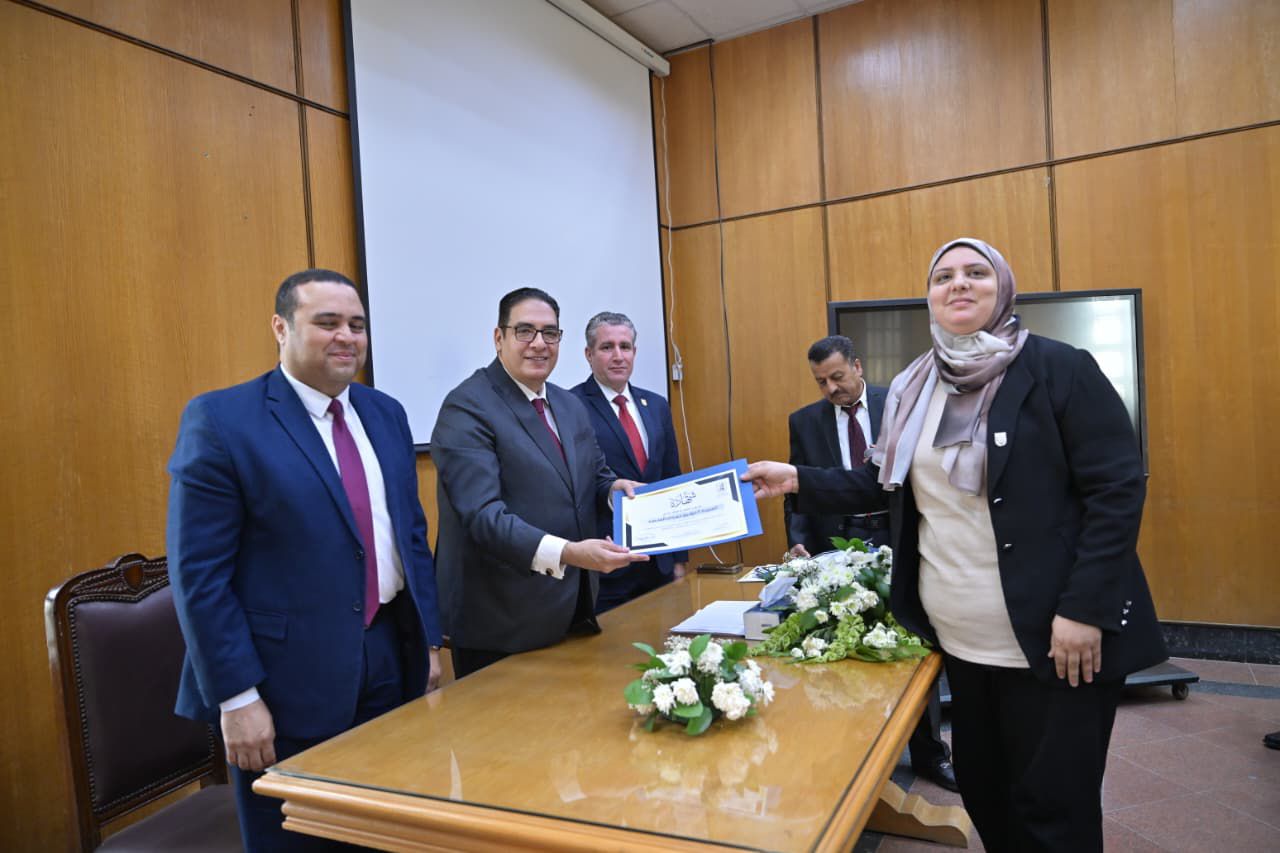 شارك فى تقديم الدورة نخبة متميزة من الأساتذة 