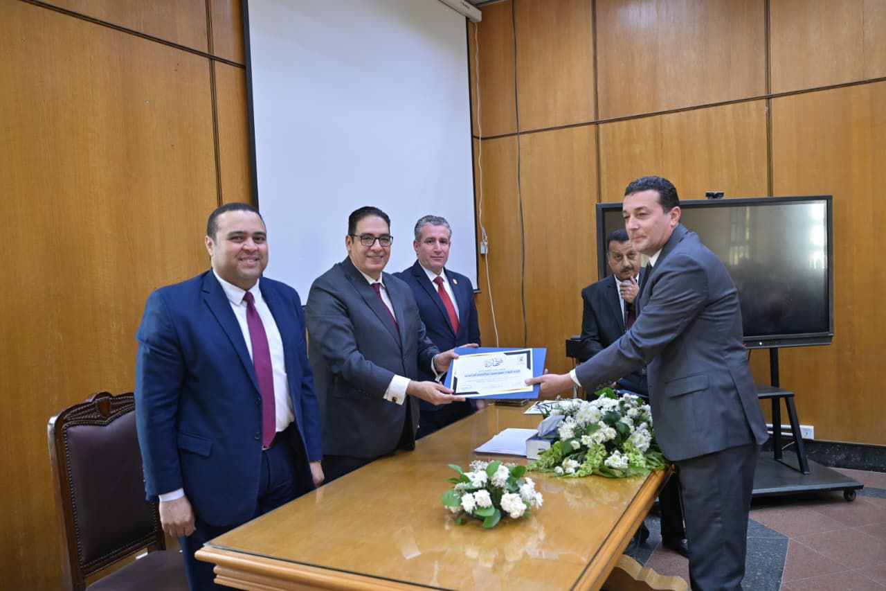 توزيع الشهادات على المتدربين فى الدورة