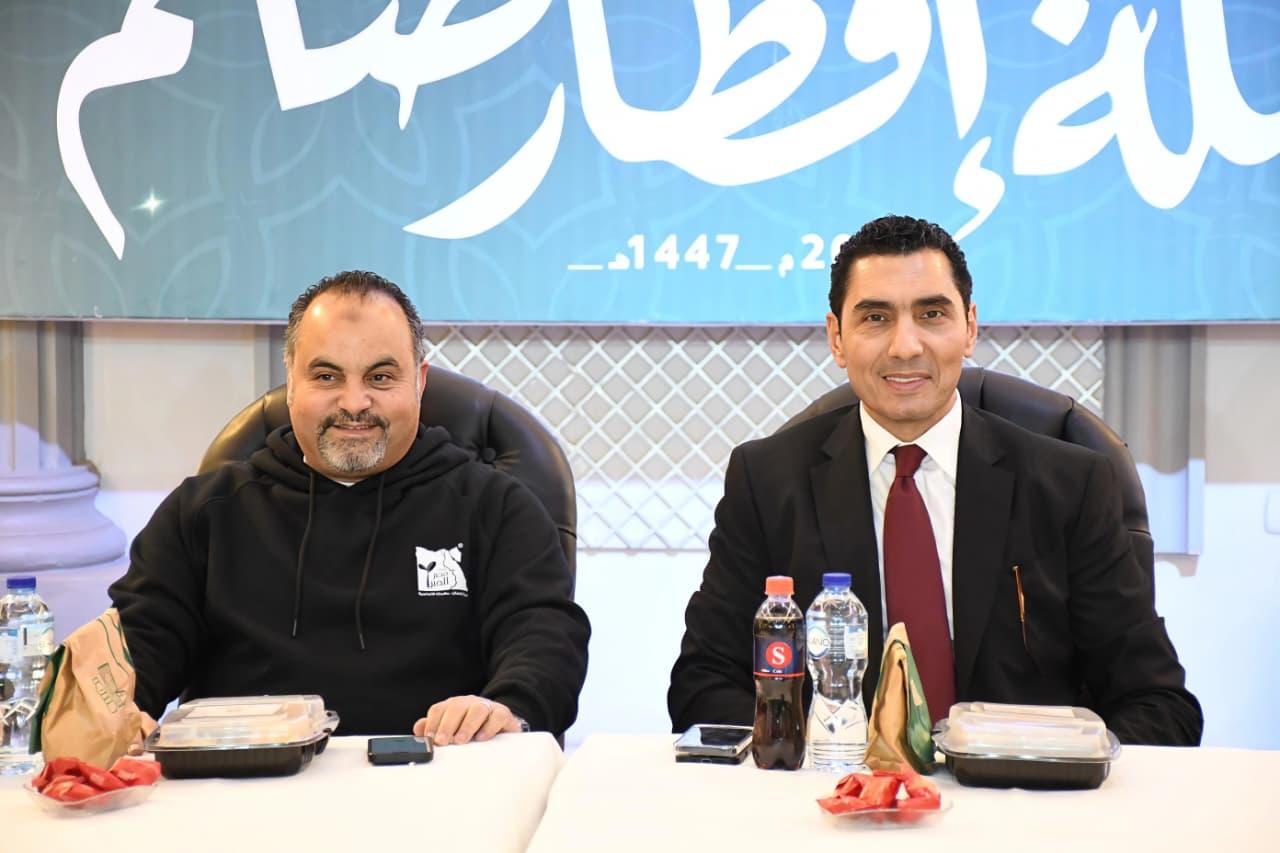 نبيل يشارك المواطنين الأفطار بخيمة الوايلى 