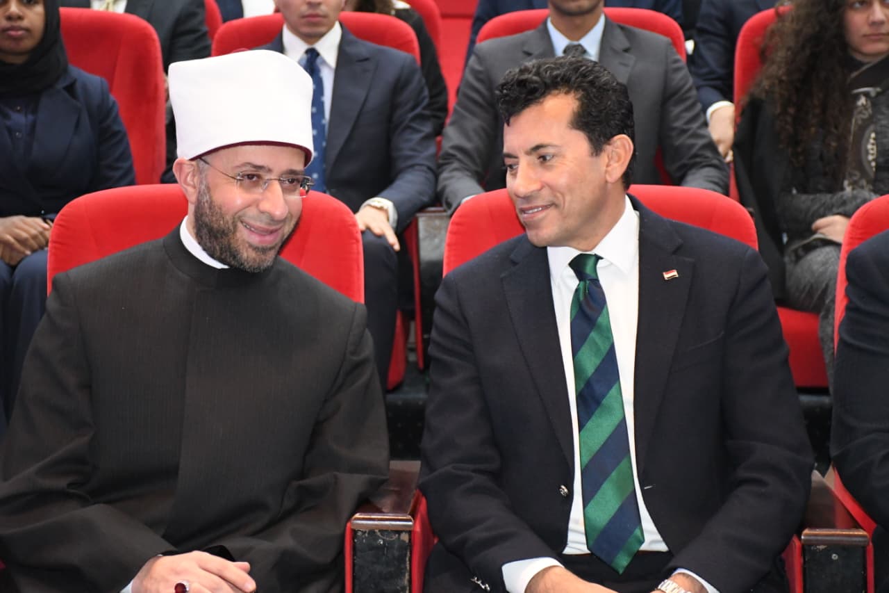 وزير الشباب يلتقى الأزهرى ويشيد بالبرنامج