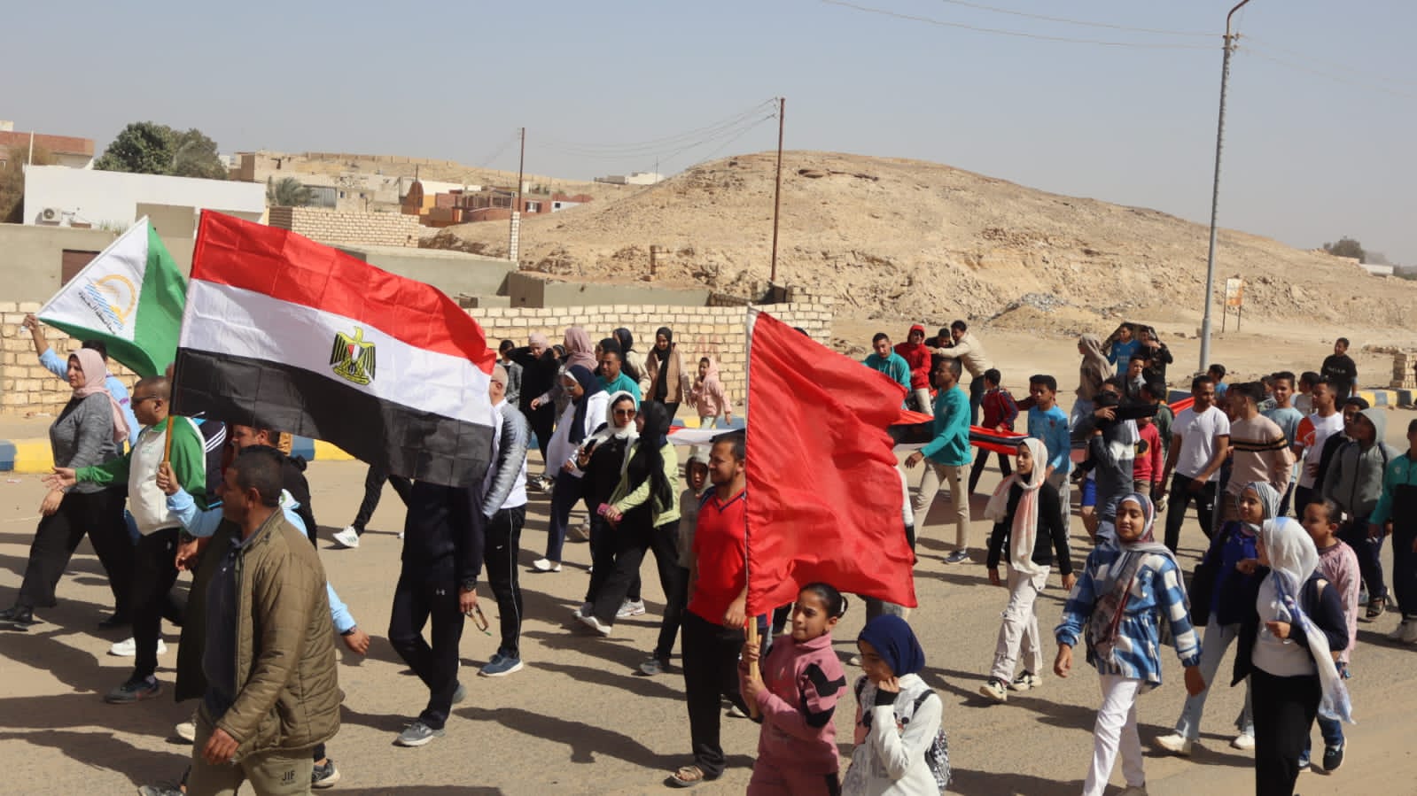 عبر الفيديو كونفرانس وبمشاركة 300 من شباب وأهالي الواحات البحرية  وزير الرياضة يطلق مارثون الواحات