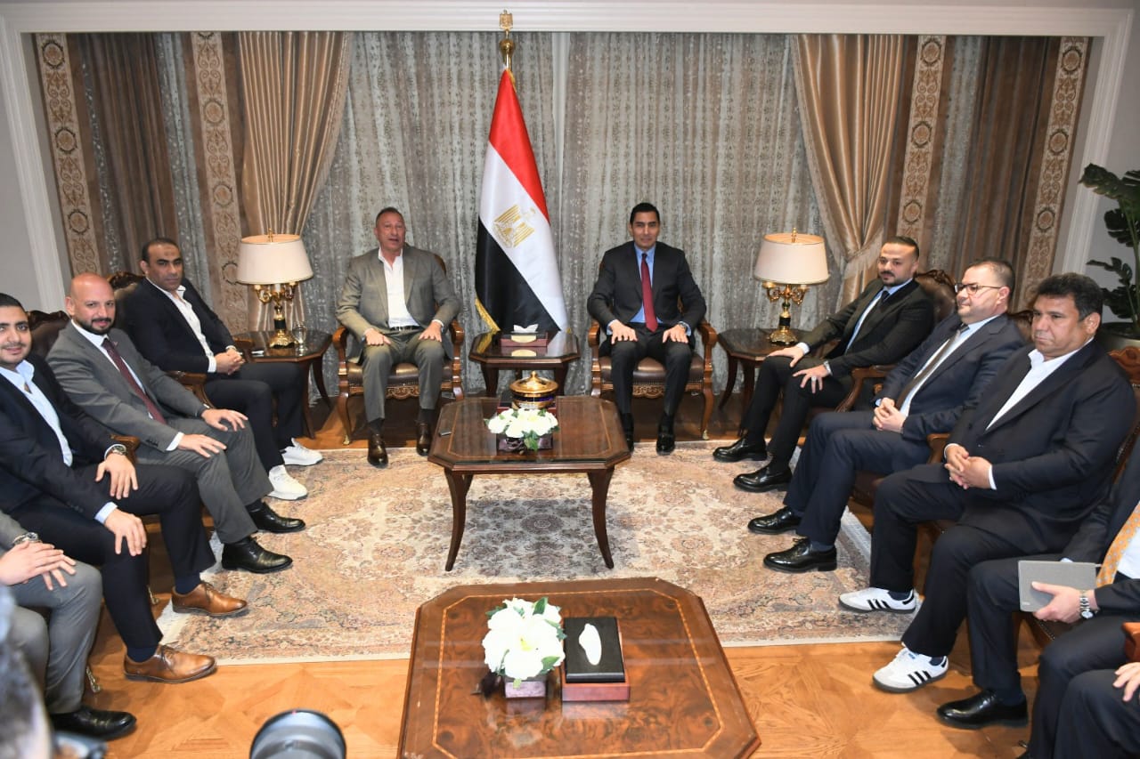 نبيل وزير الشباب والرياضة يستقبل مجلس إدارة النادي الأهل