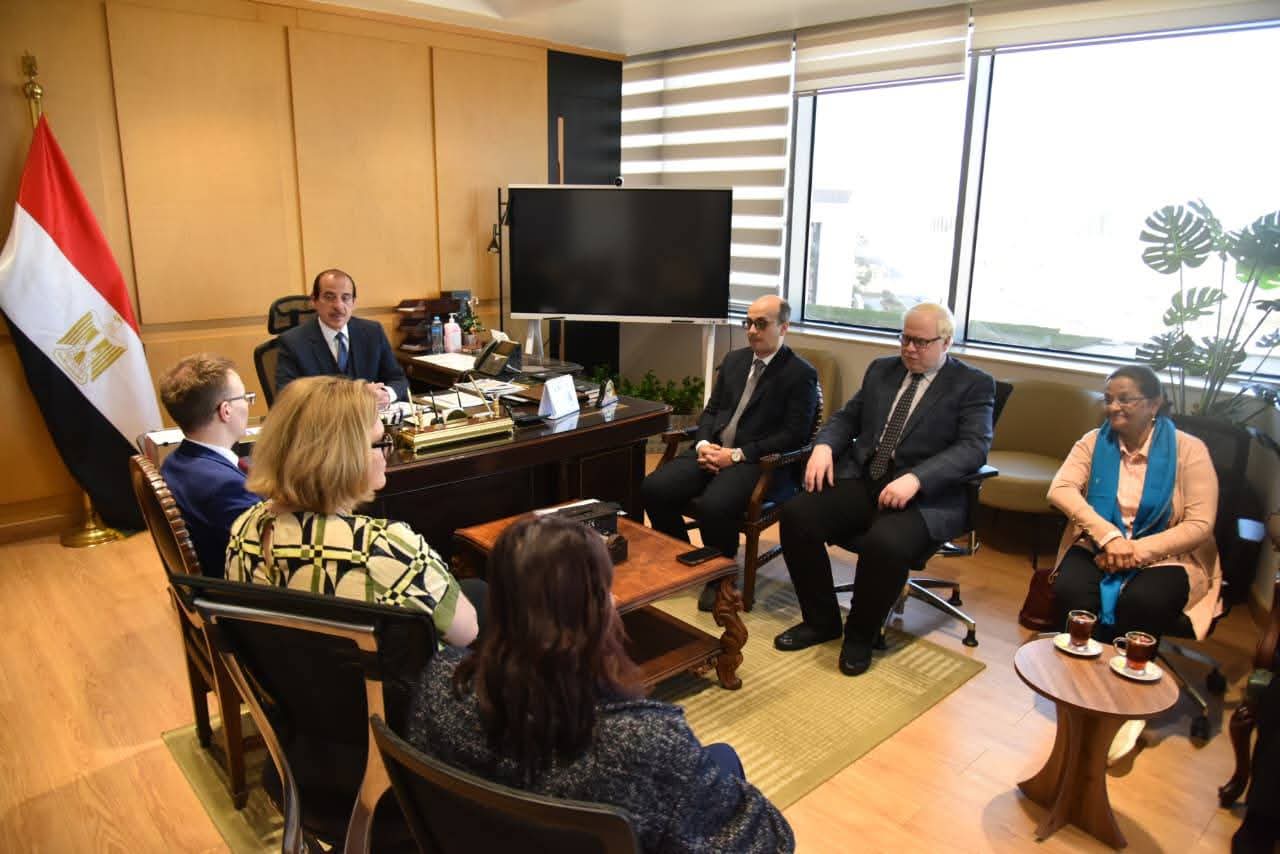 نائب وزير الصحة يبحث مع وفد جامعة «دي مونتفورت» البريطانية