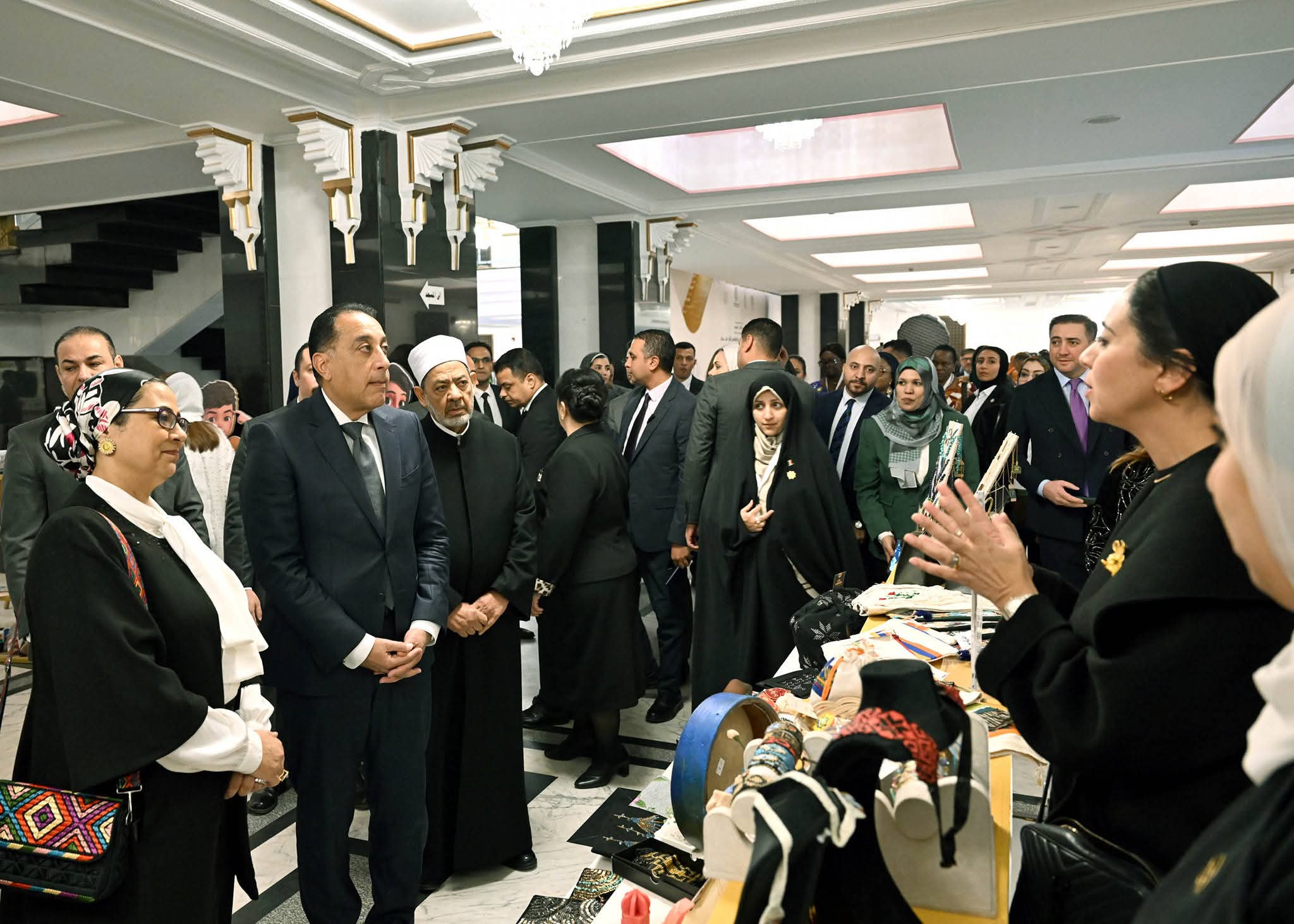 شيخ الأزهر ورئيس الوزراء يتفقدان  معرض المجلس القومي للمرأة