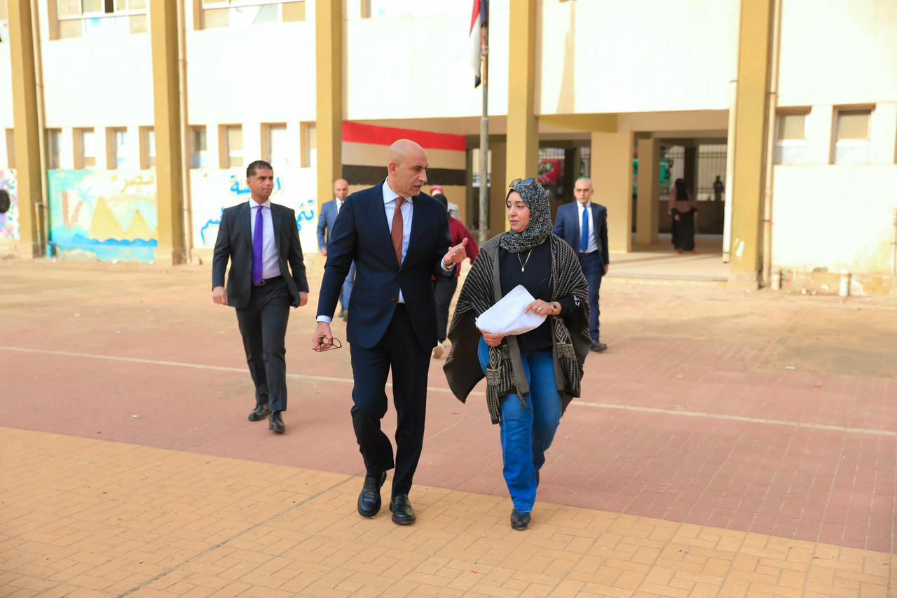 الوزير أثناء تفقده مدرسة تحيا مصر بالاسمرات 