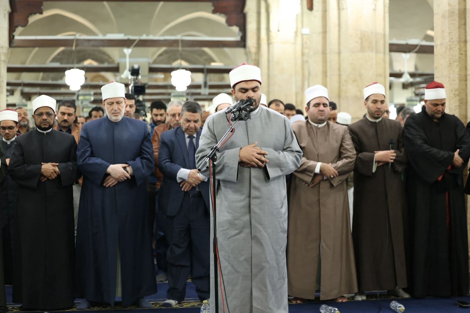 بتوجيهات الامام الاكبر: طالب بكلية الطب طالب يؤم المصلين في الجامع الأزهر 5 ينحدر عبد النبى من أسرة حافظة للقران