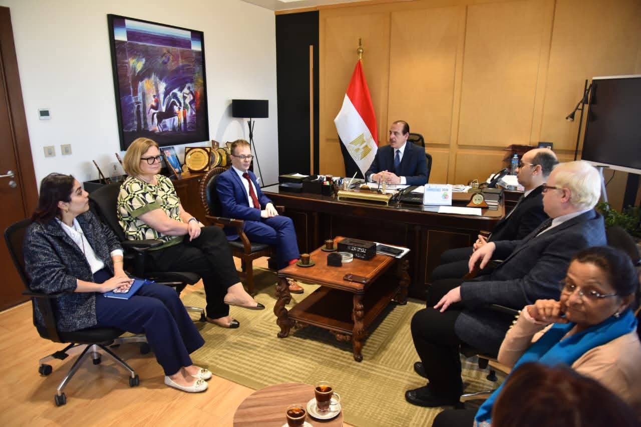 نائب وزير الصحة يبحث مع وفد جامعة «دي مونتفورت» البريطانية