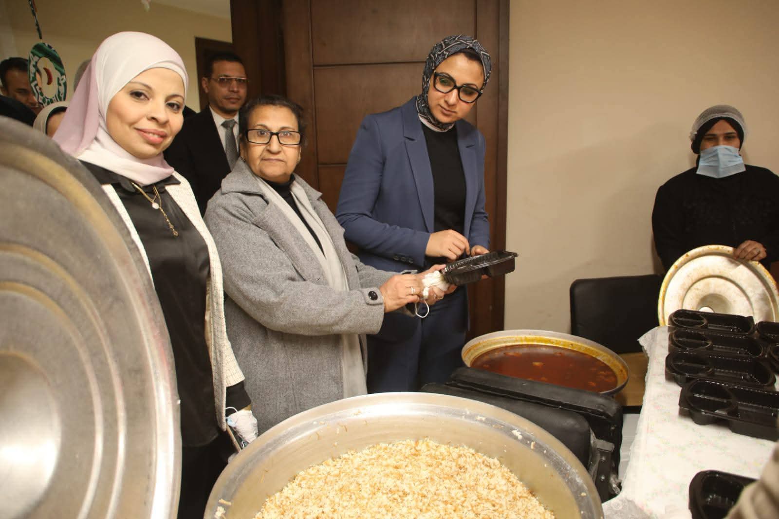 محافظ الوادي الجديد تتفقد «مطبخ المصرية»