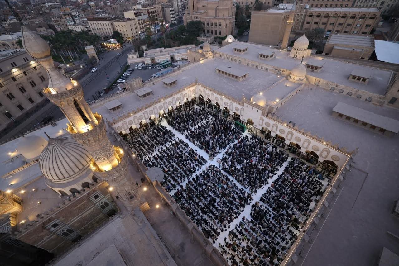 مشهد مهيب من صحن الجامع_الأزهر من الإفطار الجماعي الذي ينظمه بيت الزكاة والصدقات