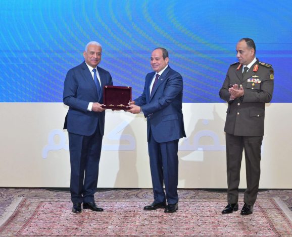 الرئيس السيسي يشهد حفل تكريم الفريق أول عبد المجيد صقر وزير الدفاع السابق، 1 almomken.com 54253fcc