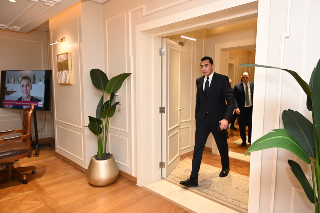 اثناء دخوله مكتبه بالوزارة 