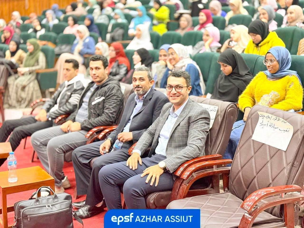 الإشادة بمؤتمر تنمية مهارات طلاب صيدلة اسيوط بمشاركة ٤٠٠ طالب 