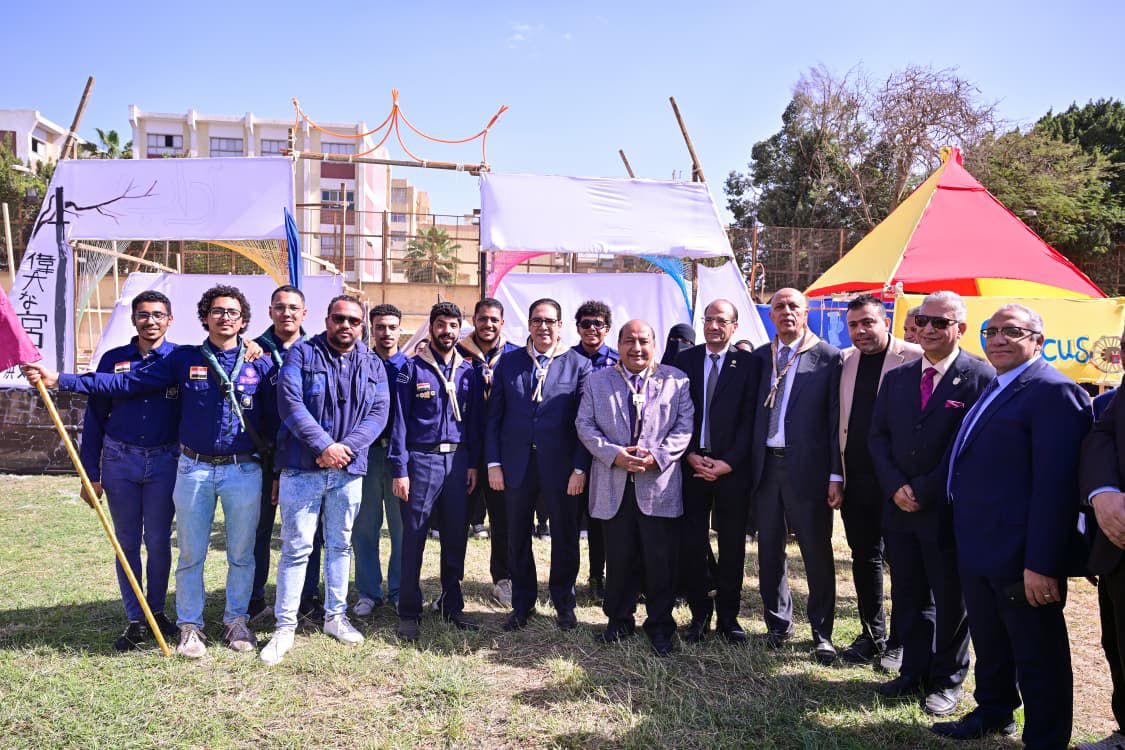 تفقد رئيس الجامعة معرض أنشطة ومنتجات الجوالة