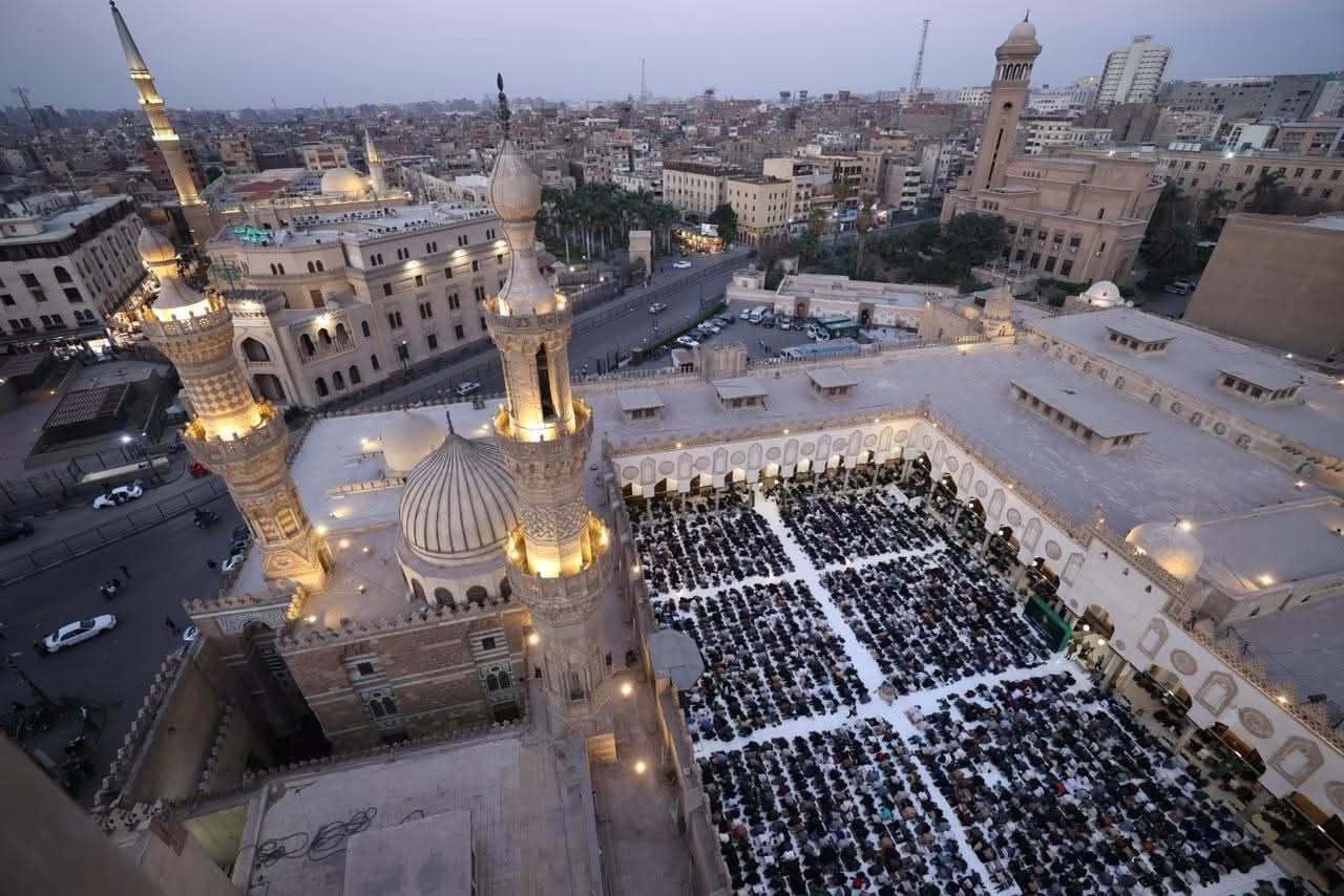 مشهد مهيب من صحن الجامع_الأزهر من الإفطار الجماعي الذي ينظمه بيت الزكاة والصدقات