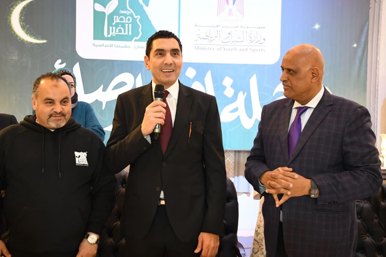 وزير الشباب والرياضة يشارك الصائمين الافطار