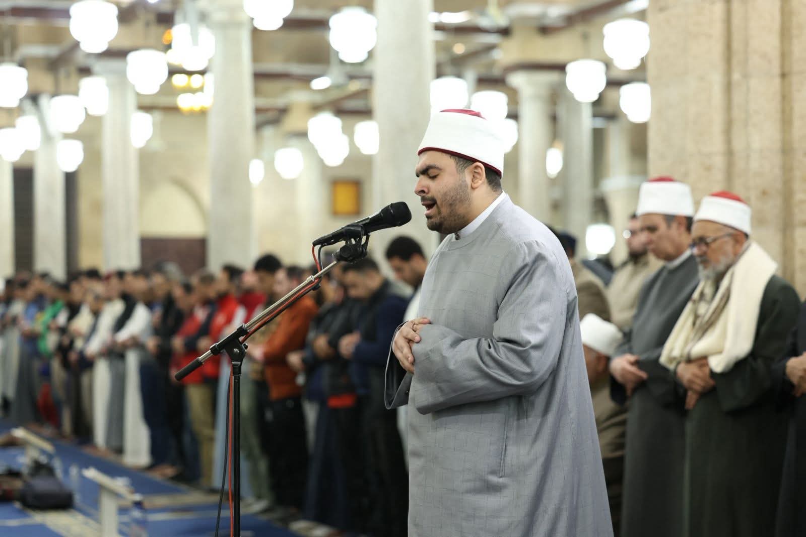 بتوجيهات الامام الاكبر: طالب بكلية الطب طالب يؤم المصلين في الجامع الأزهر 7 تميز بالخطابة وهو طالب بالثانوية الأزهرية