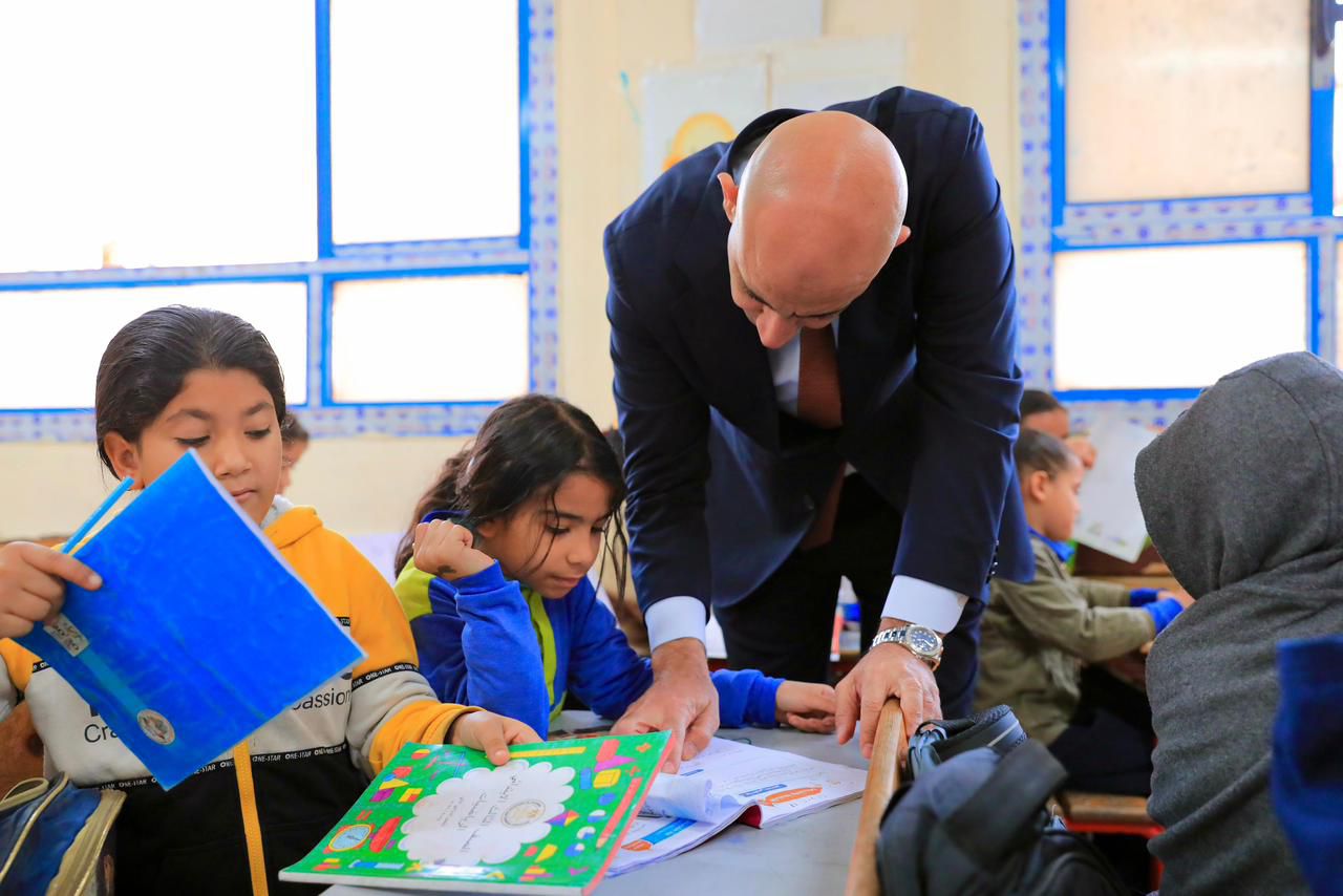 حوار تربوى مع تلاميذ المدرسة والتأكد من  مستوى القراءة 