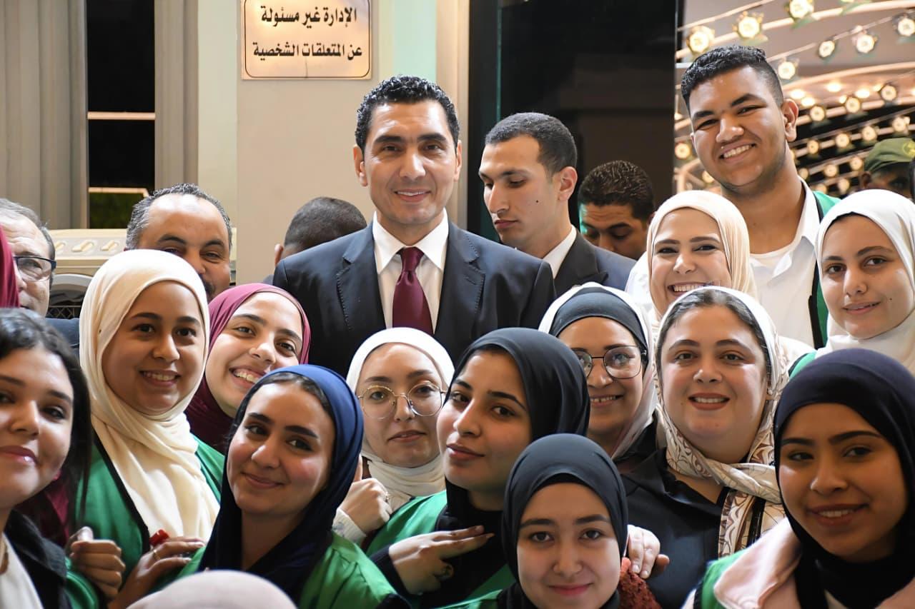 نبيل يشارك المواطنين الأفطار بخيمة الوايلى 