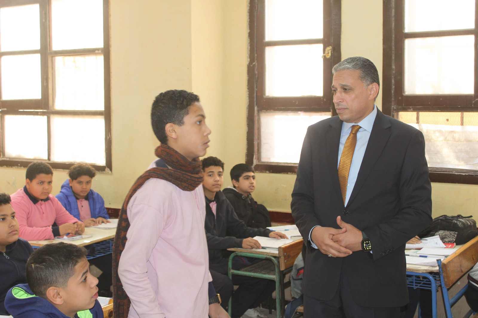 مدير " تعليم الجيزة" يفاجئ مدارس الوراق ويؤكد استمرار المتابعة الميدانية