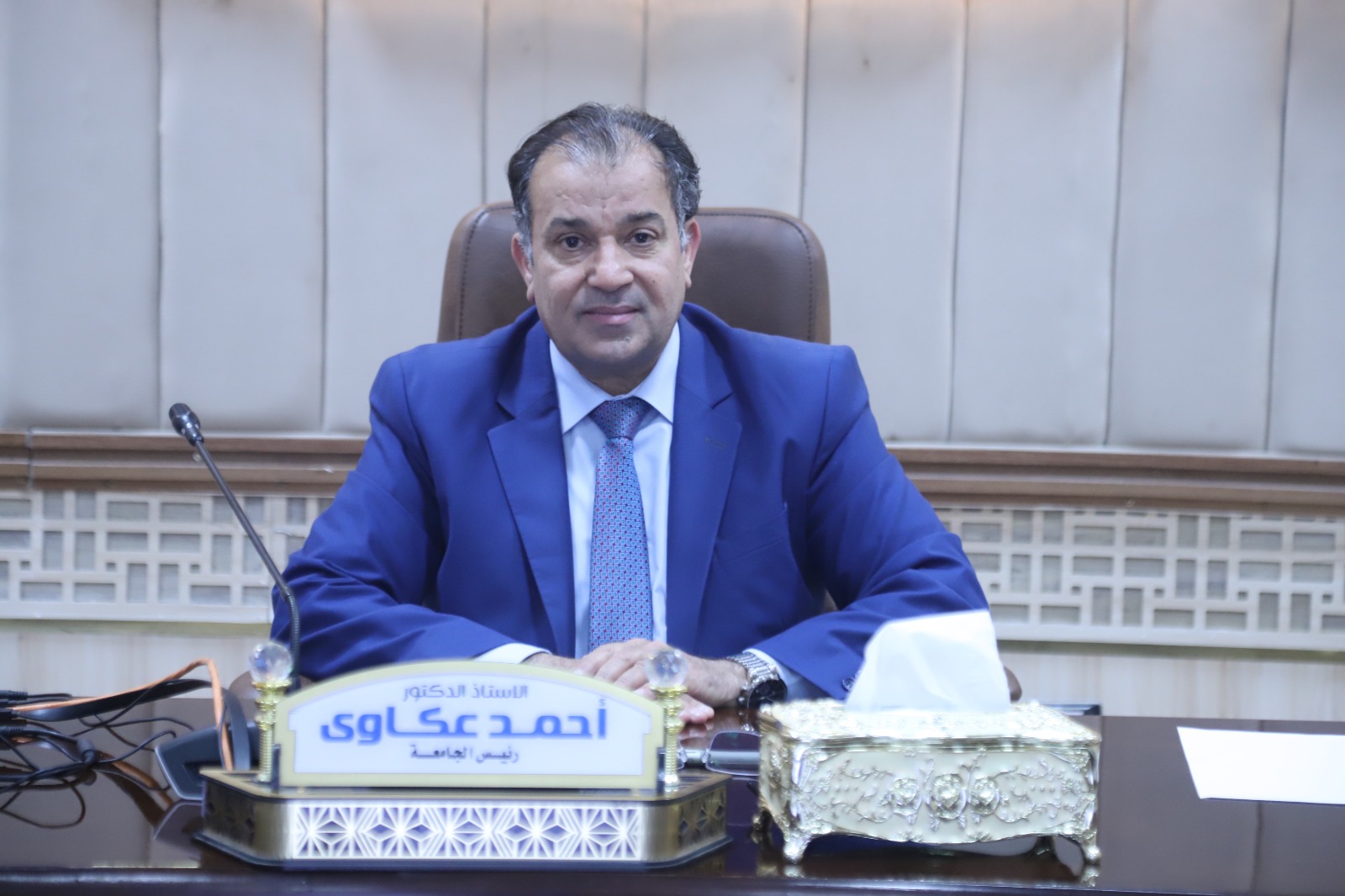 الدكتور احمد عكاوي رئيس الجامعة