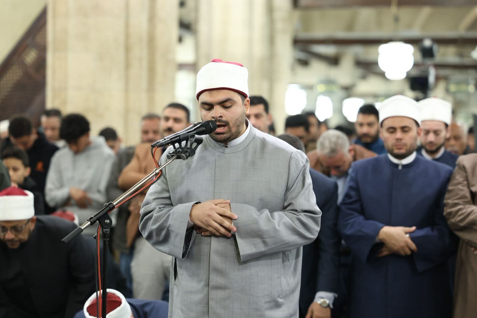 بتوجيهات الامام الاكبر: طالب بكلية الطب طالب يؤم المصلين في الجامع الأزهر 6 بتوجيهات الامام الاكبر: طالب بكلية الطب طالب يؤم المصلين في الجامع الأزهر