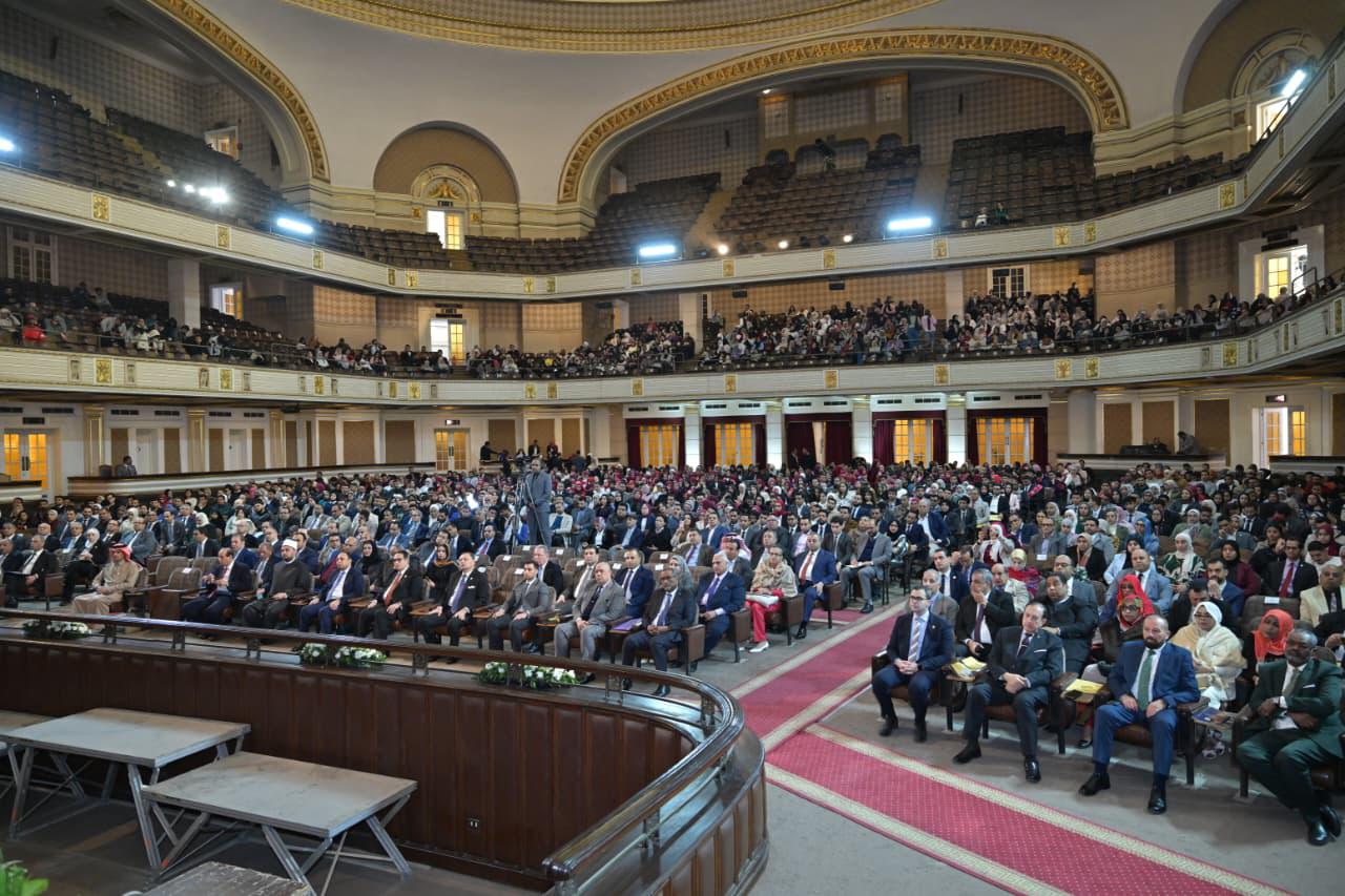 قيادات الجامعة ونقيب المحامين فى المؤتمر 