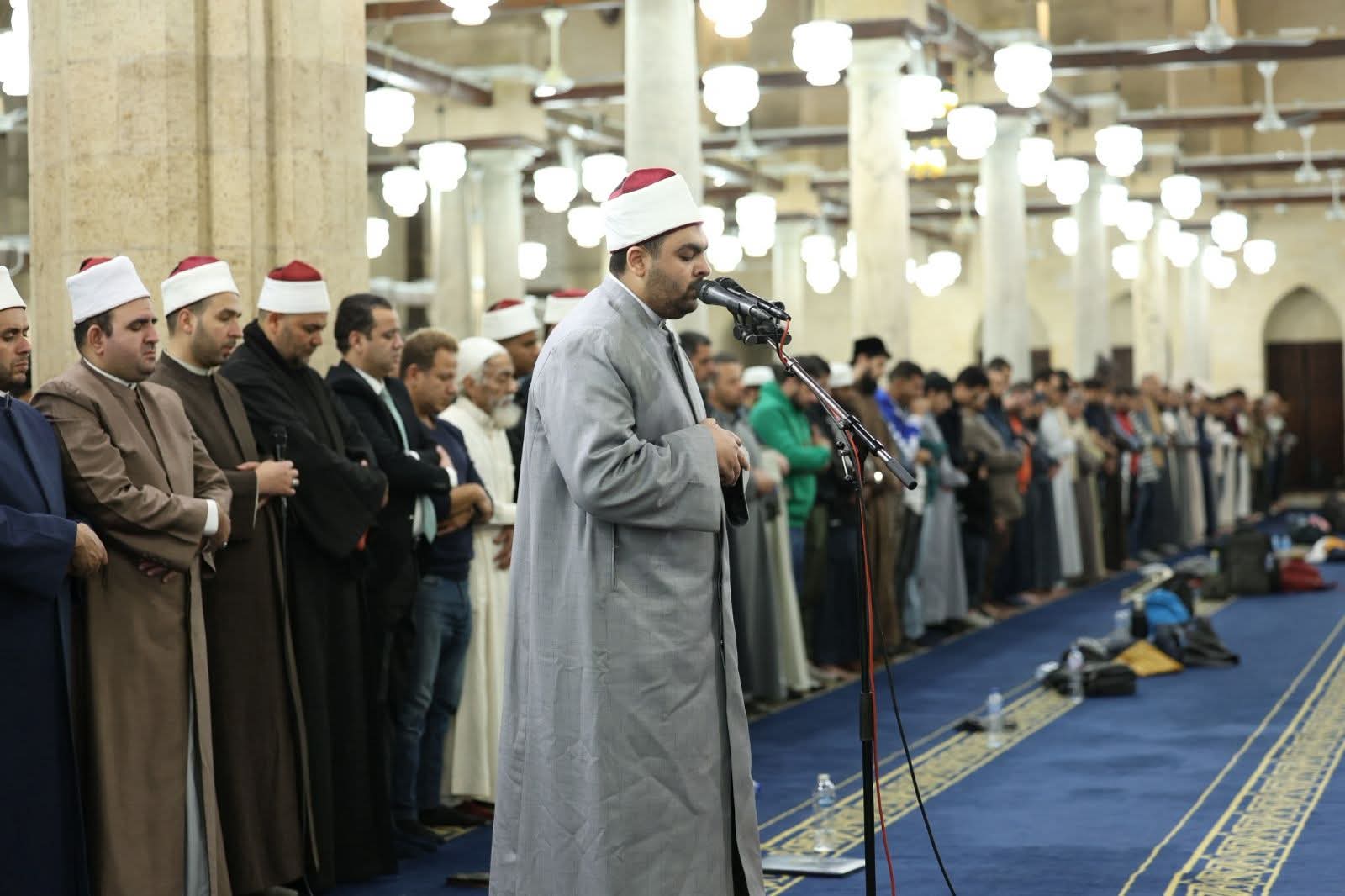 بتوجيهات الامام الاكبر: طالب بكلية الطب طالب يؤم المصلين في الجامع الأزهر 9 almomken.com e6b48ed1