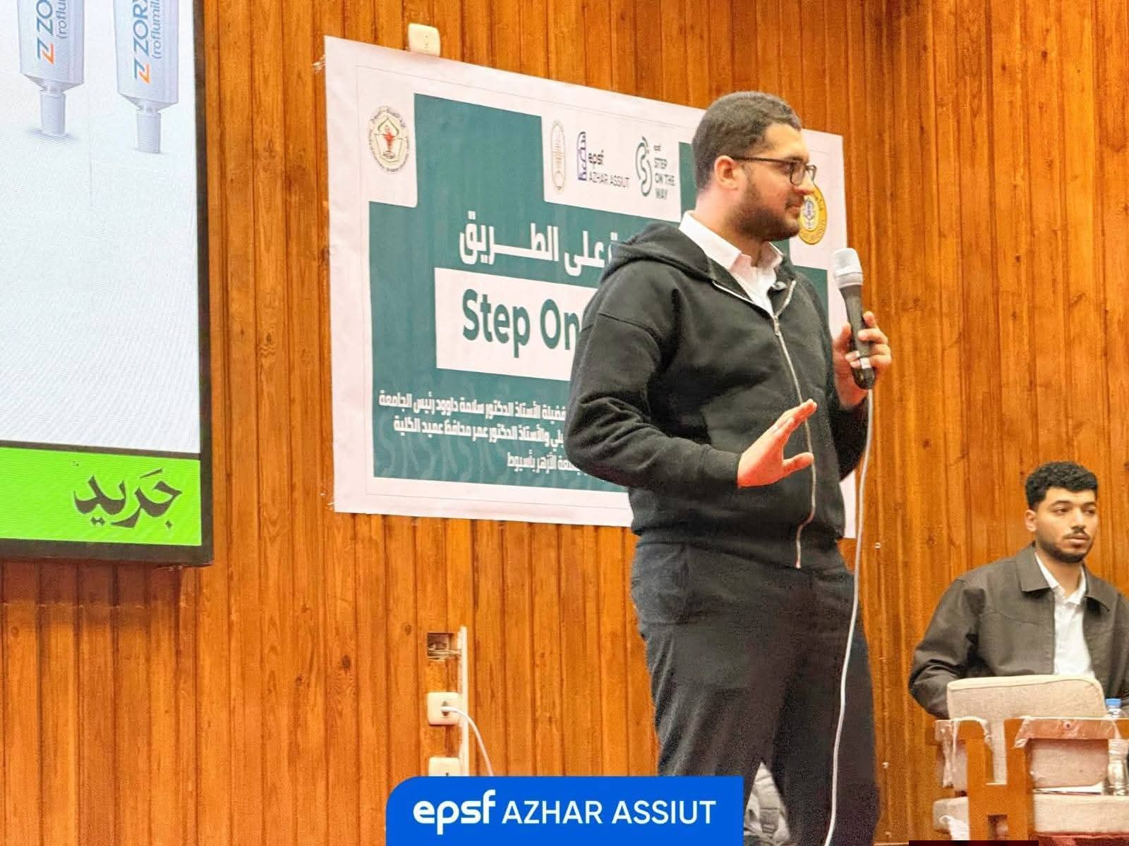 اشرف على التنظيم طلاب الكلية