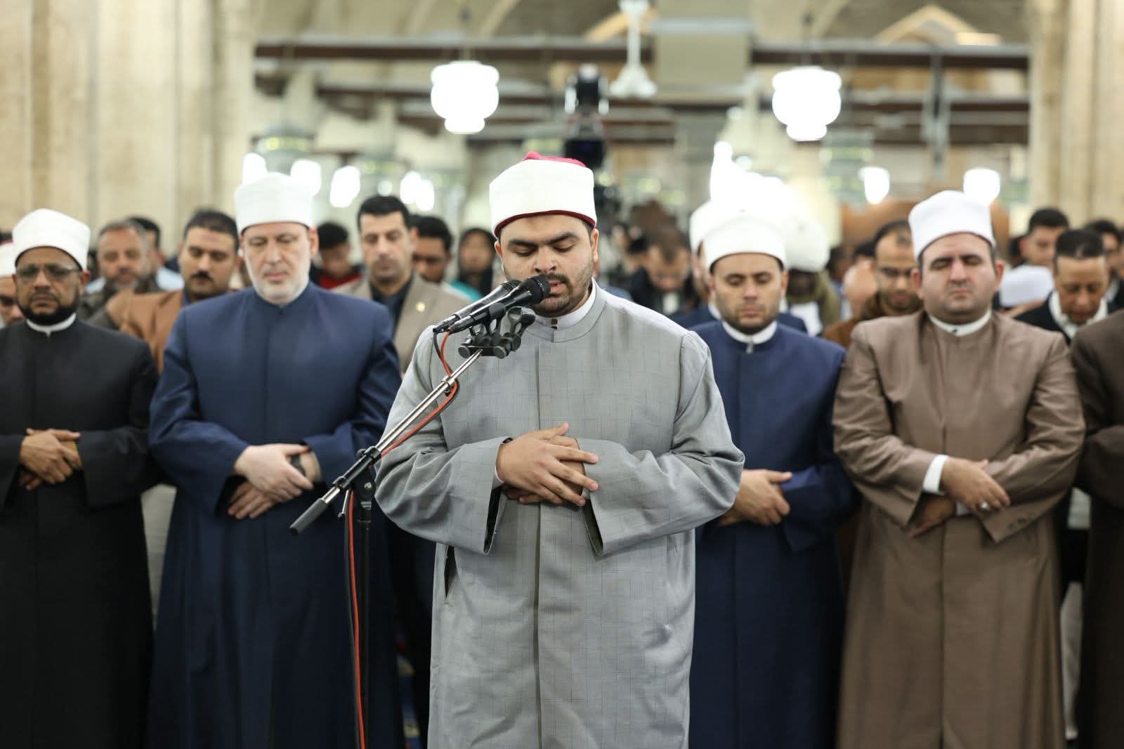 بتوجيهات الامام الاكبر: طالب بكلية الطب طالب يؤم المصلين في الجامع الأزهر 4 بتوجيهات الامام الاكبر: طالب بكلية الطب طالب يؤم المصلين في الجامع الأزهر