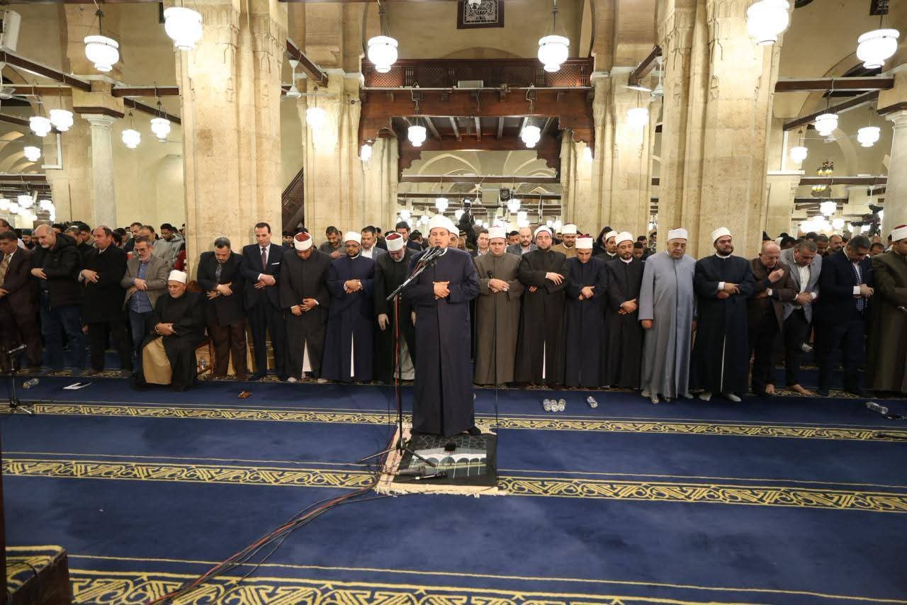 آلاف المصلين يحيون الليلة الخامسة من رمضان ويؤدون العشاء والتراويح برحاب الجامع الأزهر