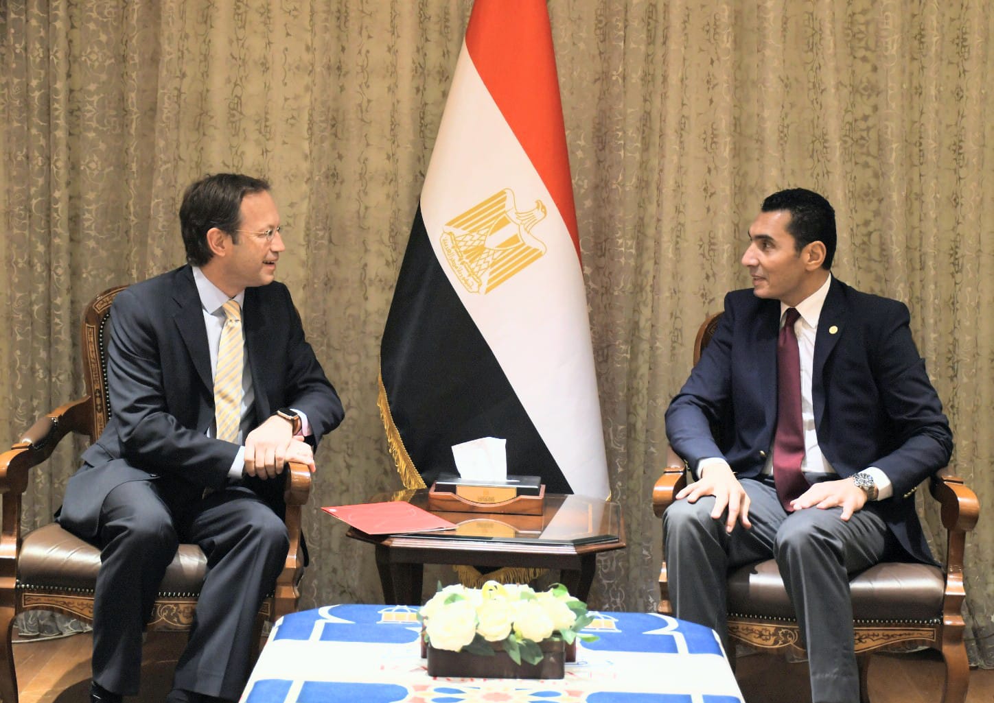 وزير الشباب والرياضة يستقبل السفير الإسباني بمصر