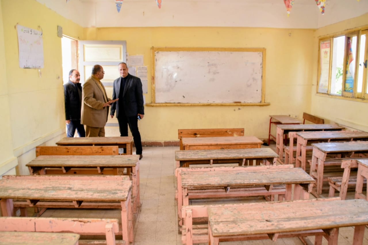 وكيل تعليم بور سعيد يقوم بمتابعة ميدانية لأعمال رفع كفاءة مدرسة أحد الابتدائية