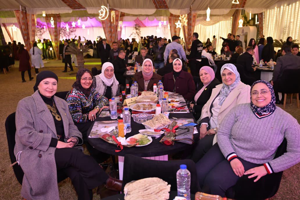 عبد الصادق يشارك طلاب جامعة القاهرة الاهلية والفرع الدولي مائدة السحور