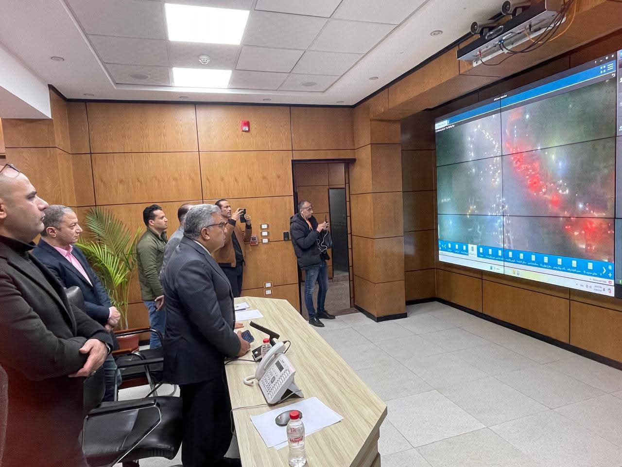 محافظ الدقهلية يتابع من مركز الشبكة الوطنية جهود الوحدات المحلية في تنفيذ  قرار غلق المحلات