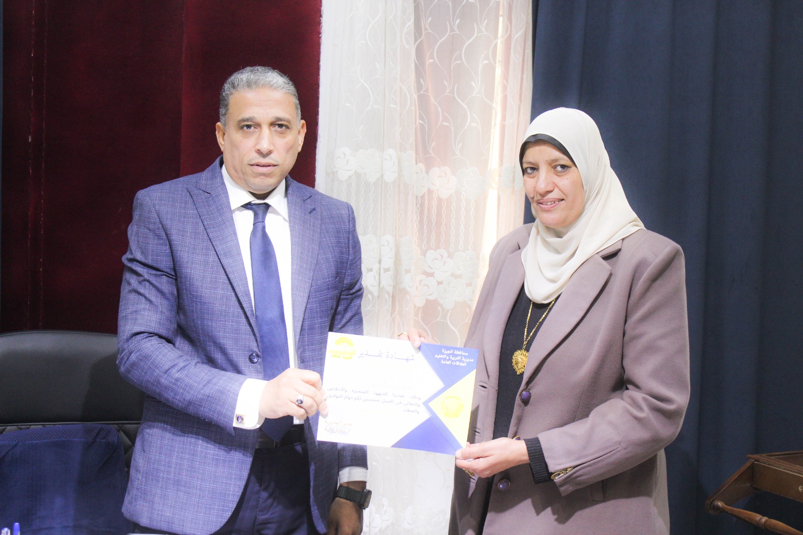 رموز مضيئة بالجيزة.. تكريم مديرة مدرسة بين السرايات الإبتدائية 2 رموز مضيئة بالجيزة.. تكريم مديرة مدرسة بين السرايات الإبتدائية