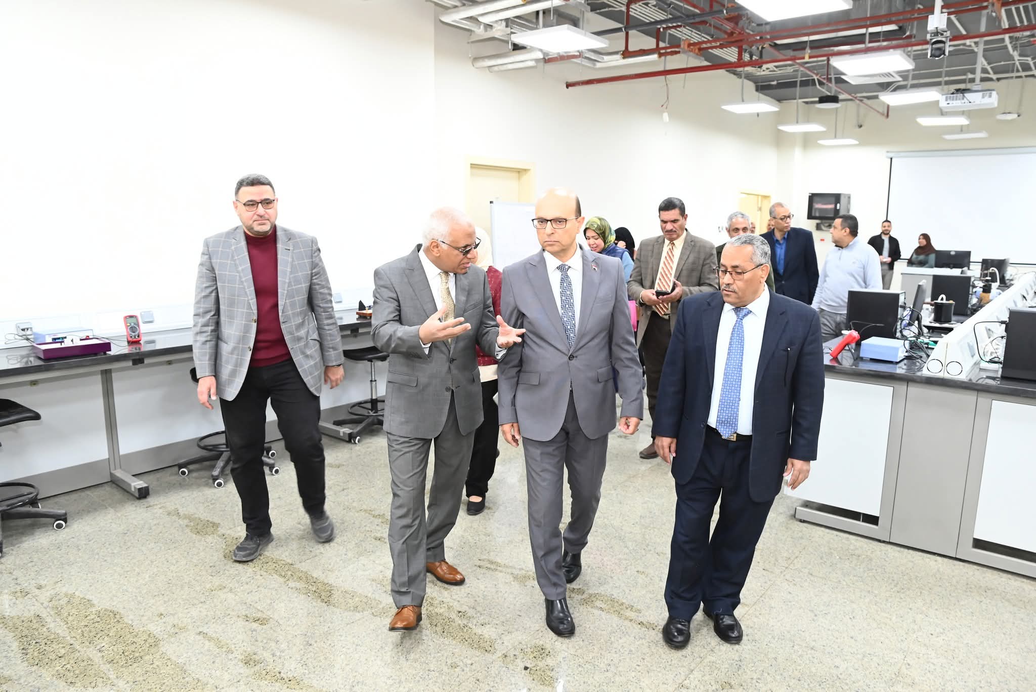 معامل كلية الحاسبات والذكاء الاصطناعي