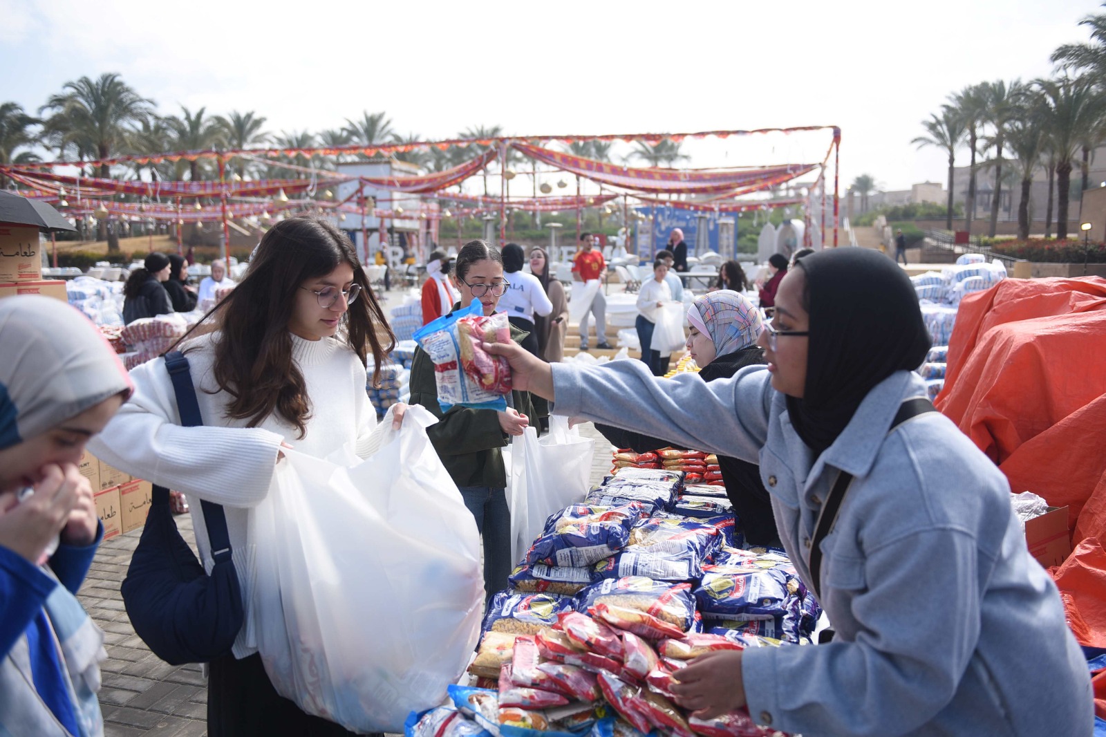 طلاب الجامعة الأمريكية بالقاهرة يجهزون 6000 كرتونة مواد غذائية لرمضان