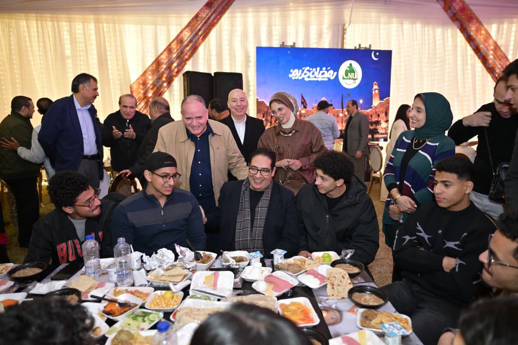 عبد الصادق يشارك طلاب جامعة القاهرة الاهلية والفرع الدولي مائدة السحور 