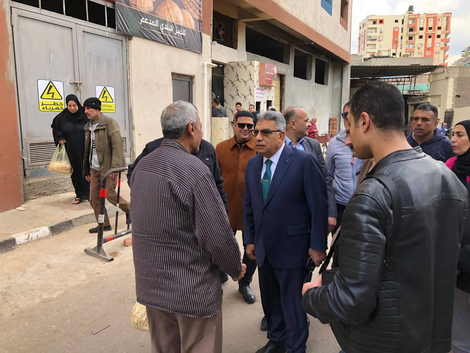 محافظ الدقهلية يتفقد مخبز المحافظة لمتابعة الالتزام بالأوزان